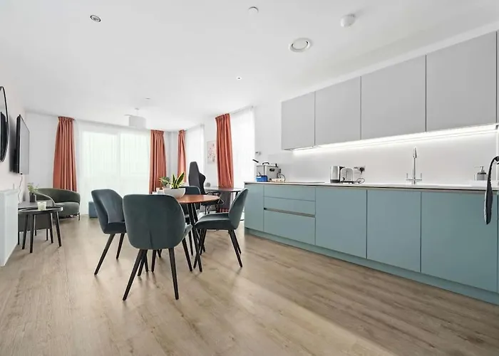 Central Luxurious Two Bedroom Apartment