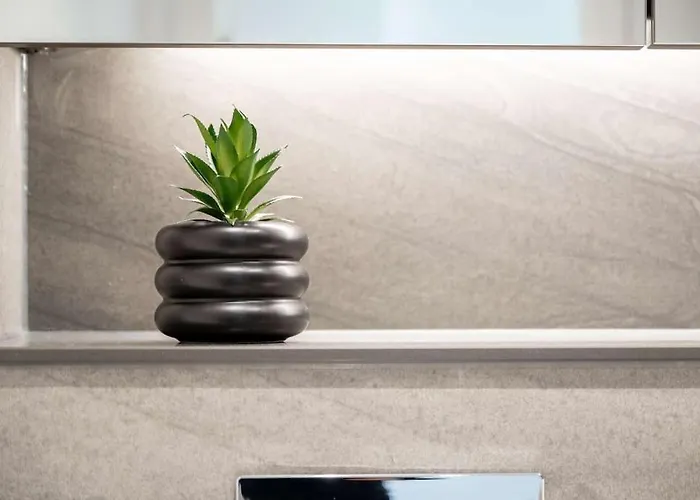 Central Luxurious Two Bedroom Apartment
